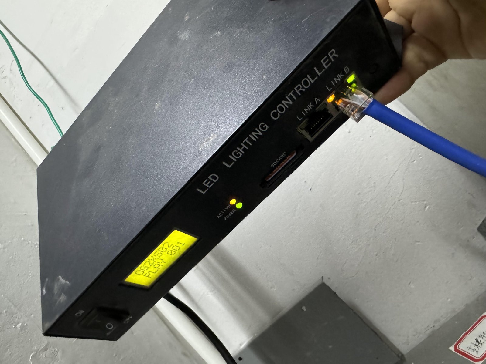 LED照明控制器,其LCD显示DMX地址设置,LINK A和B状态指示灯亮起