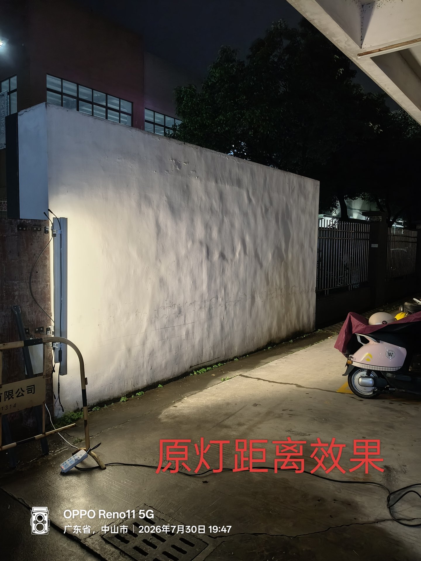 距墙5cm安装的LED洗墙灯,产生强烈底部热点与上部暗区