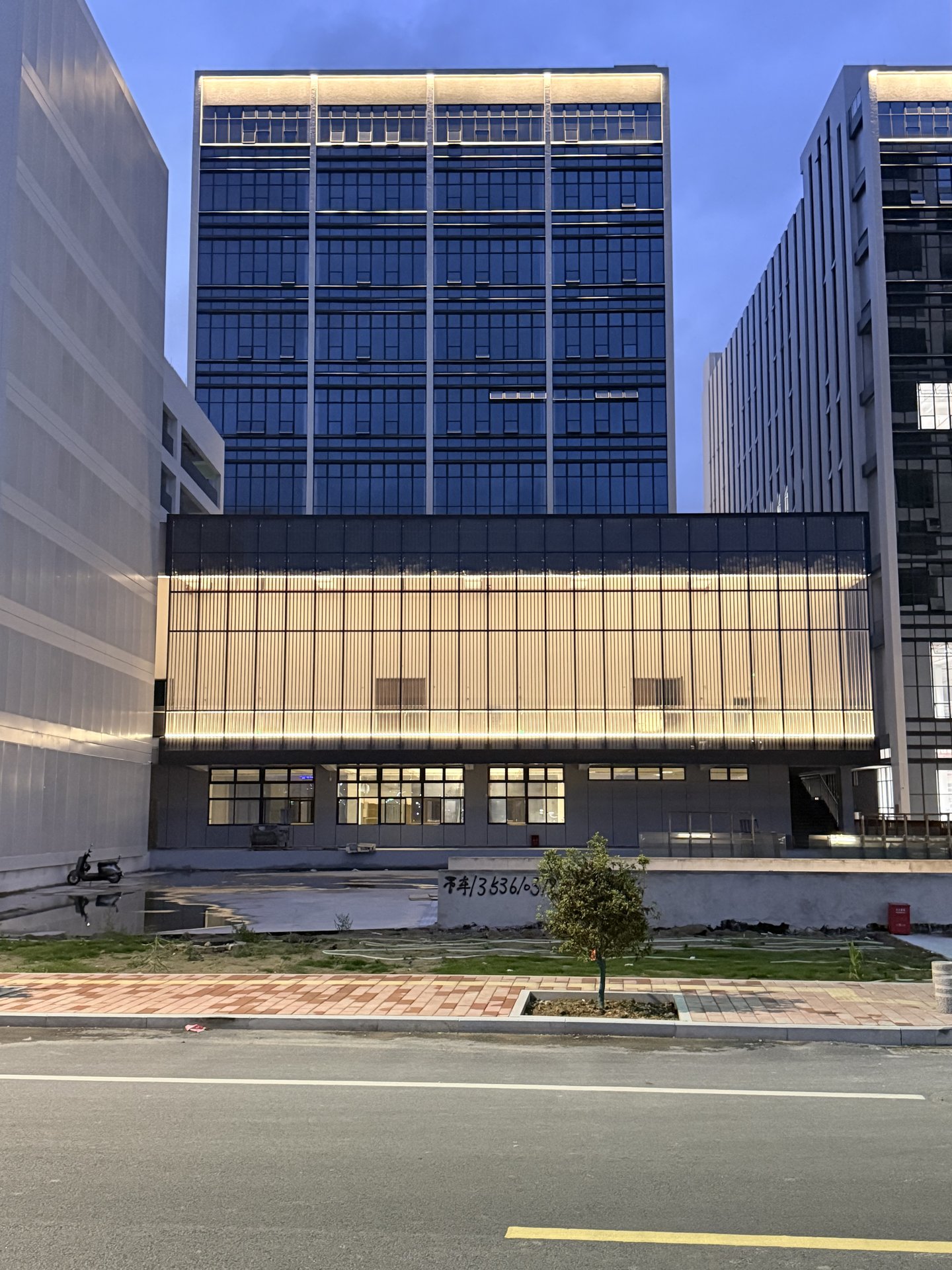 黄昏完成项目外立面,裙楼与冠部呈现均匀洗墙光带