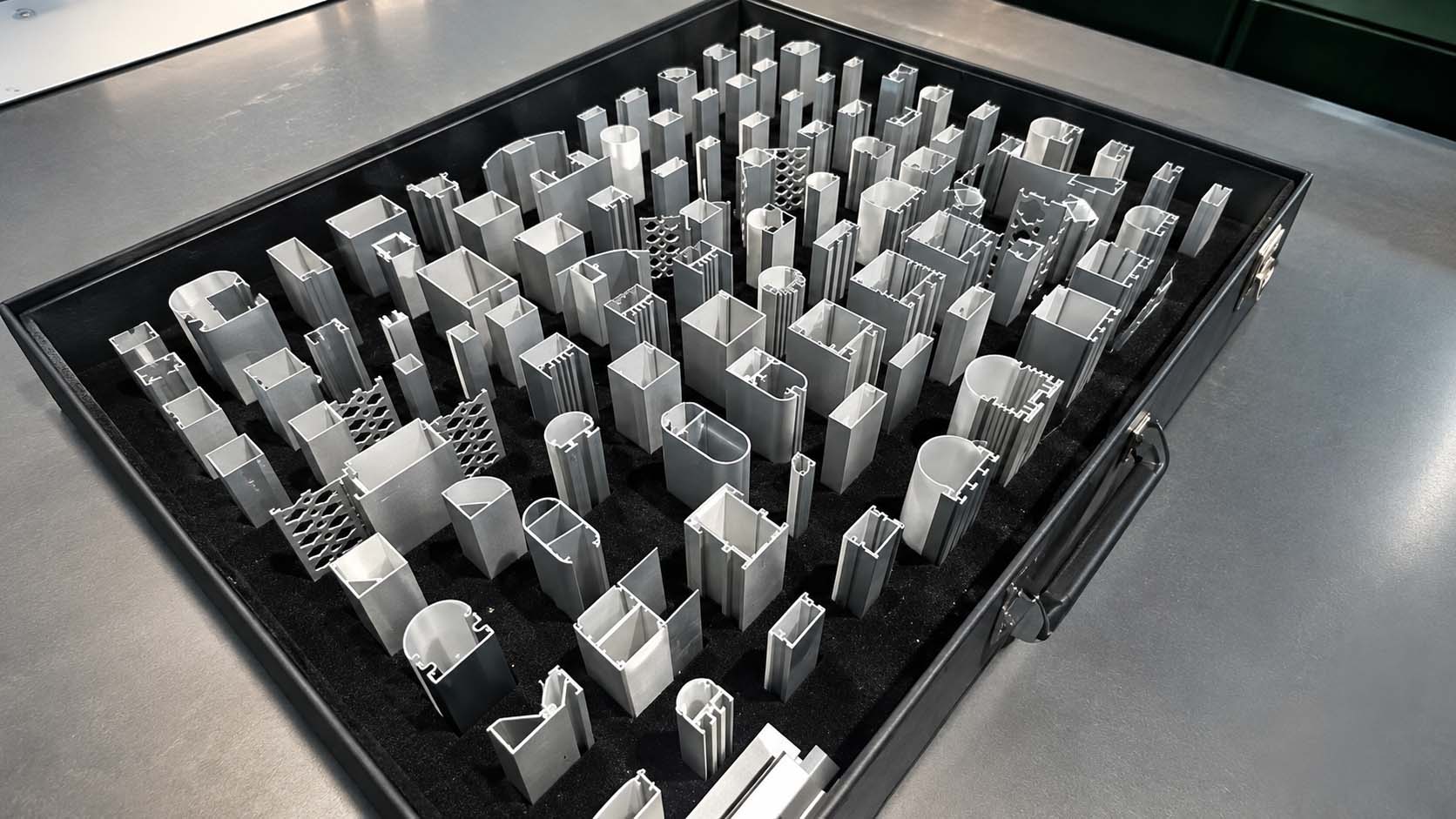Die-cast aluminium housing and sealing faces