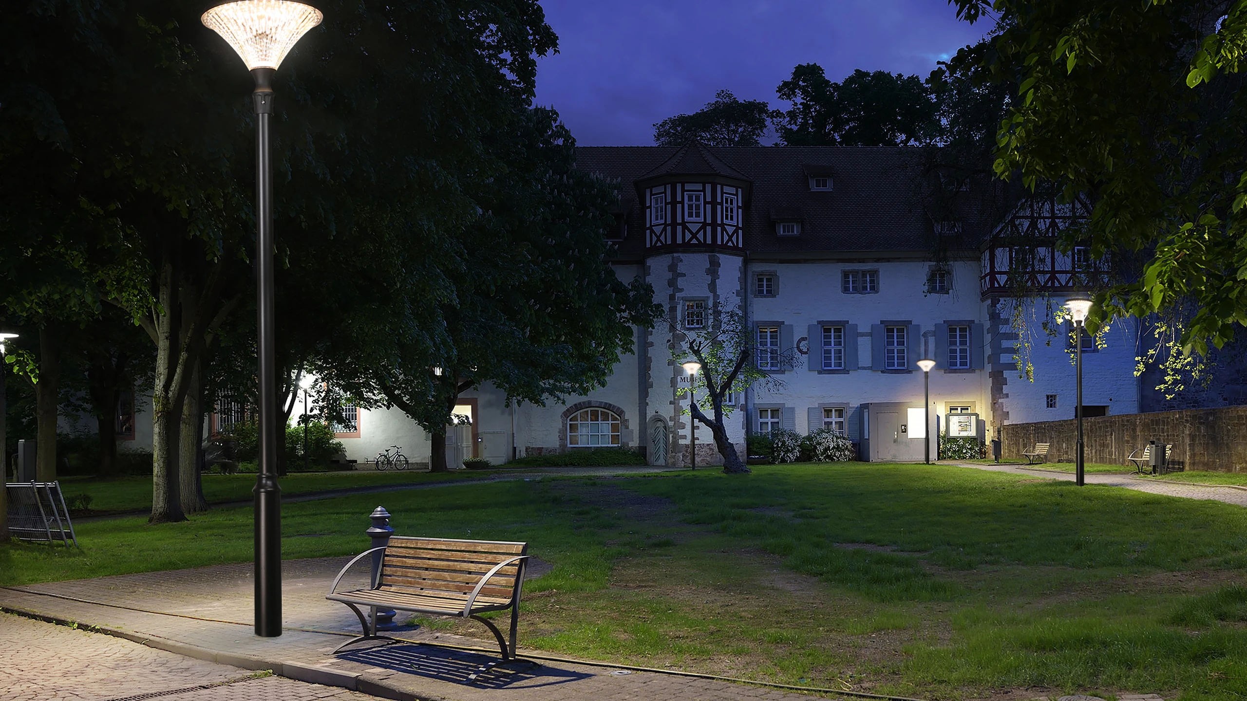 SGL-003 Diamond garden light illuminating private luxury villa grounds