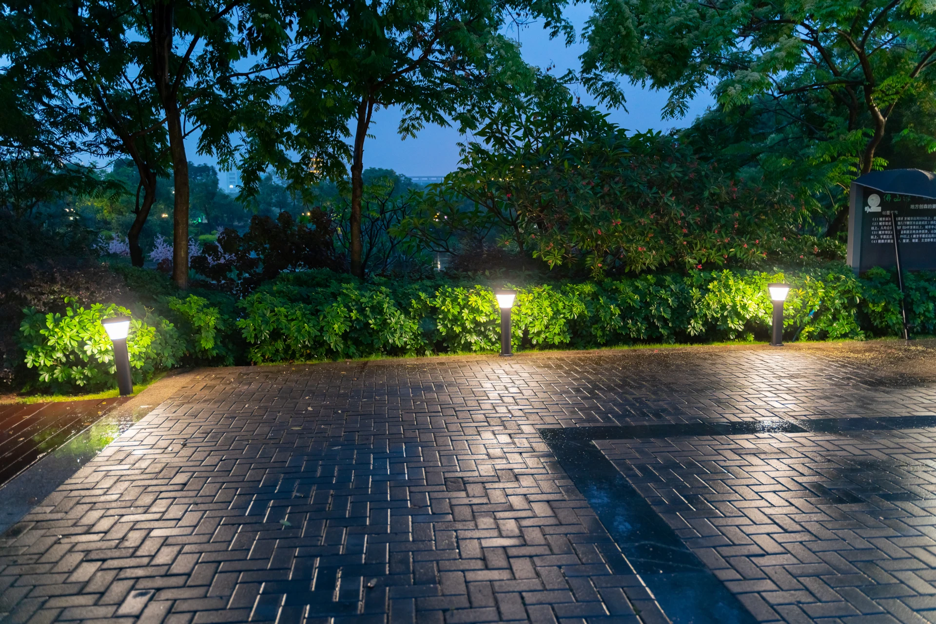 SGL-4105 solar bollards illuminating residential courtyard patio