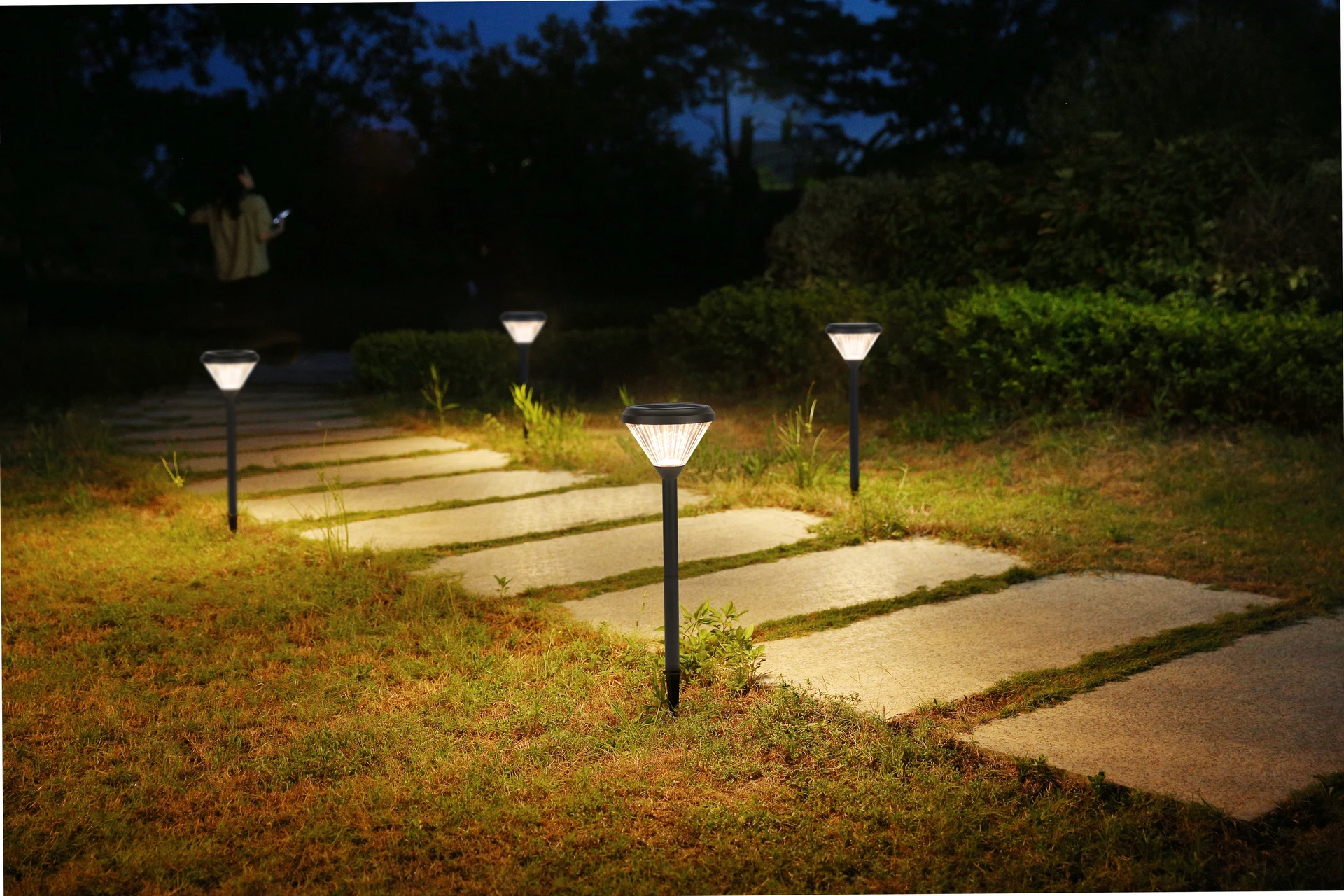 SLL-0804 diamond solar bollards illuminating luxury resort patio boundary