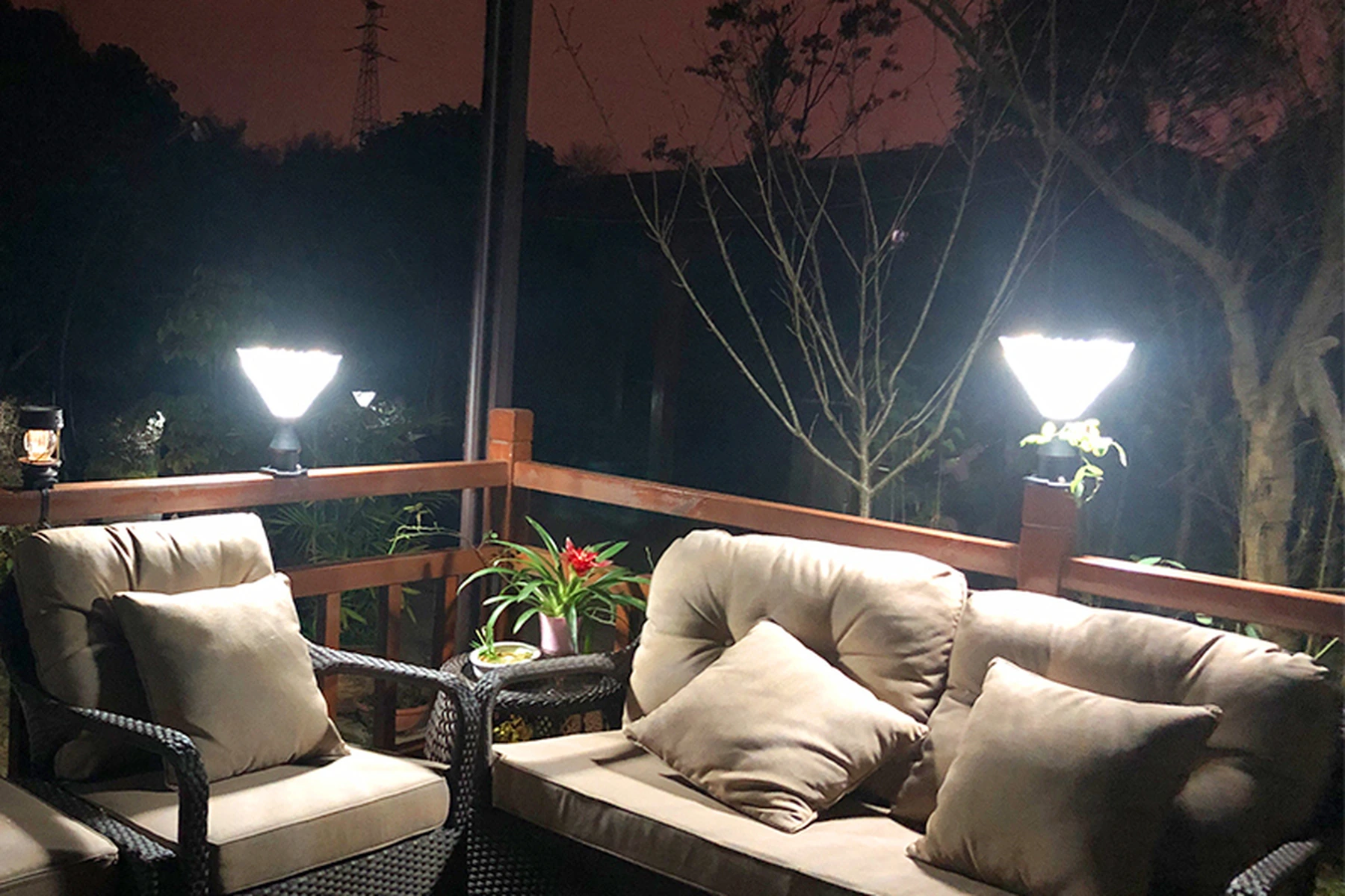 SPL-5405 solar pillar lights mounted on patio lounge deck balustrade posts