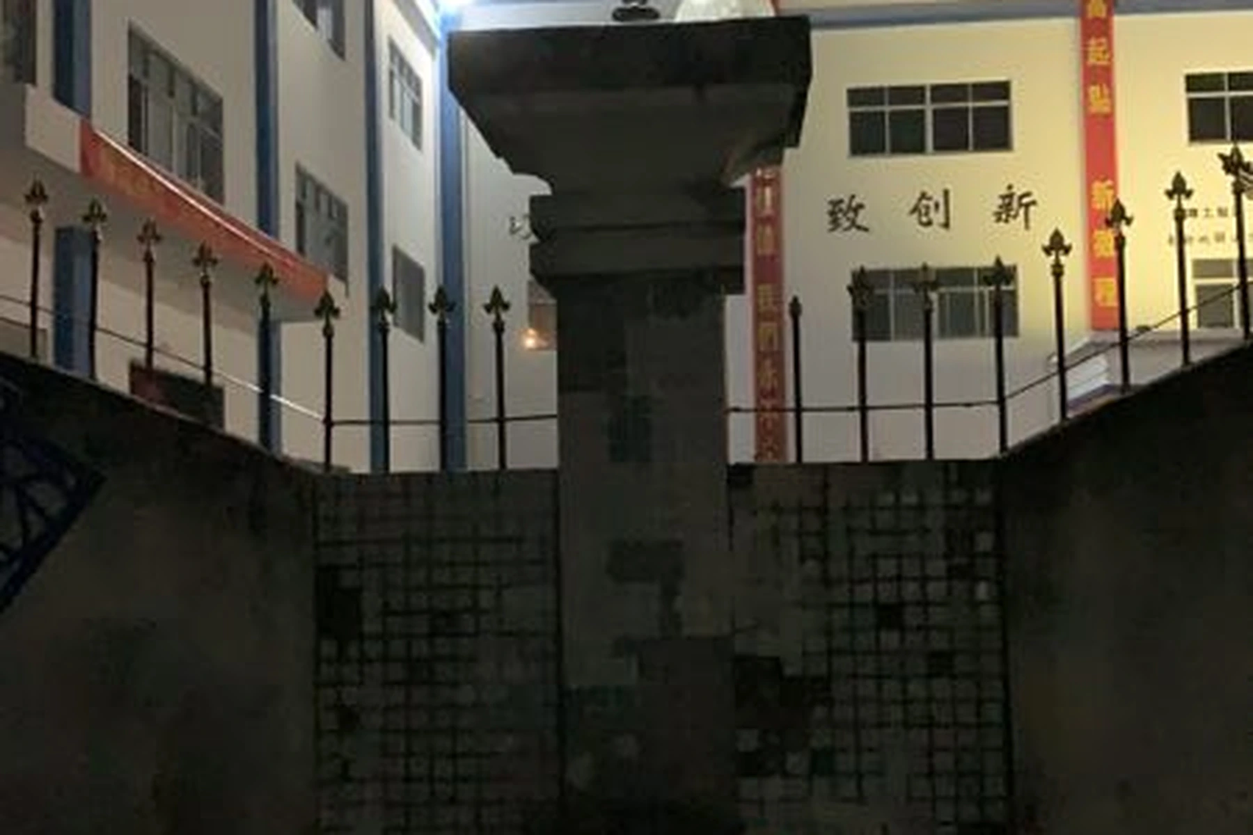 SPL-5405 diamond pillar light mounted atop masonry boundary gate column