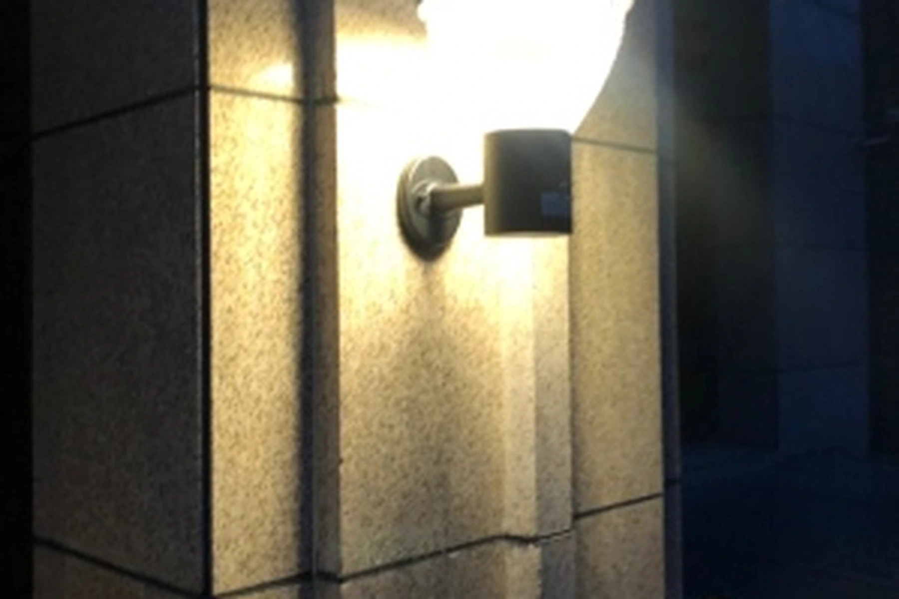 SWL-4001 solar wall sconce mounted on granite villa gateway pillar at dusk