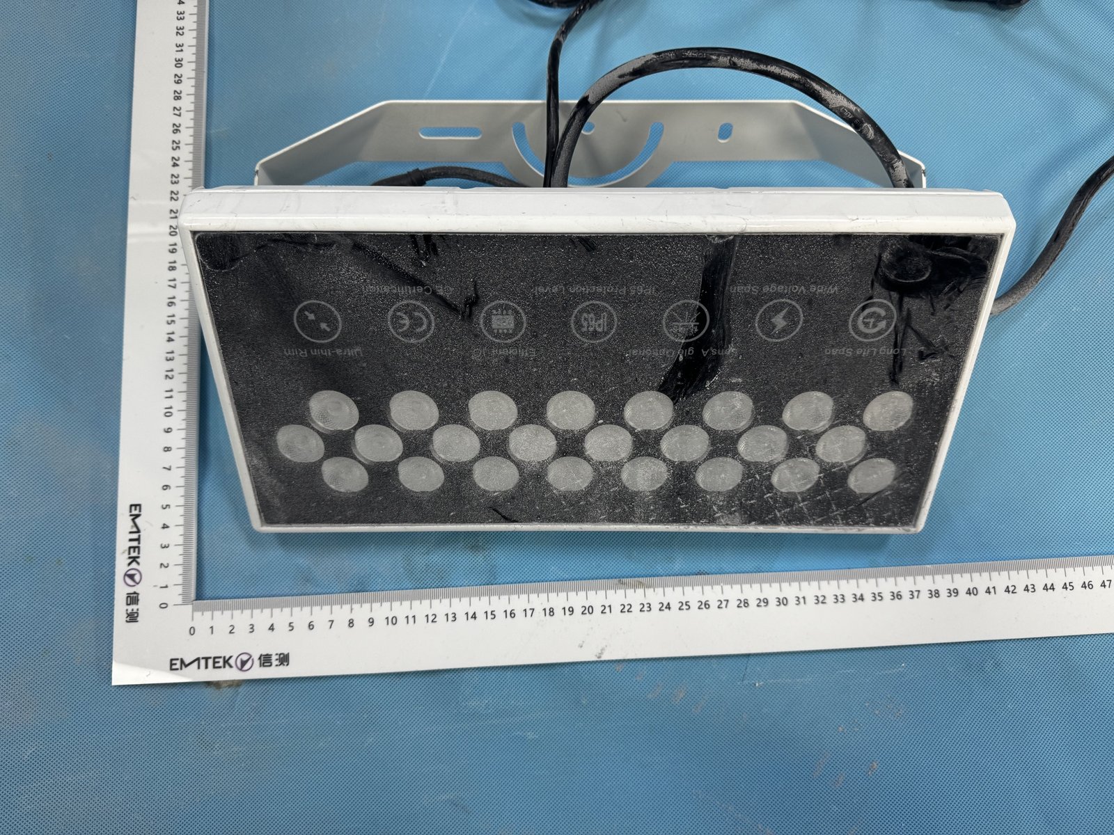 SP-DKP-F170 LED投光灯样品，防尘测试后覆盖测试粉尘