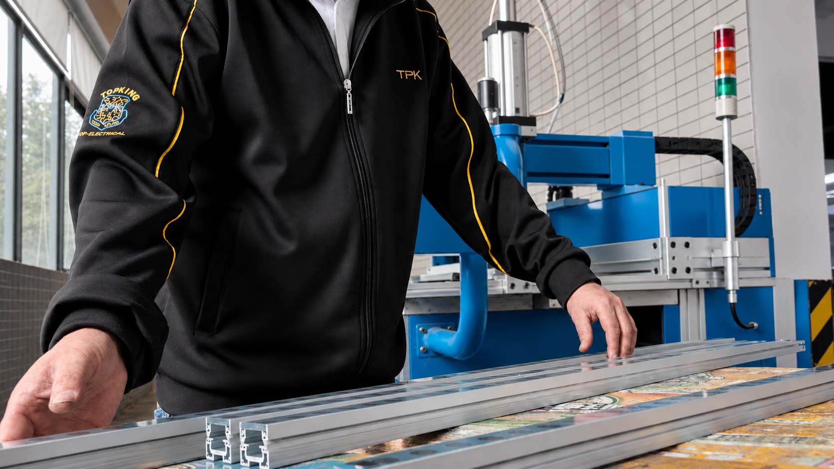 Glass pressing into sealant bed