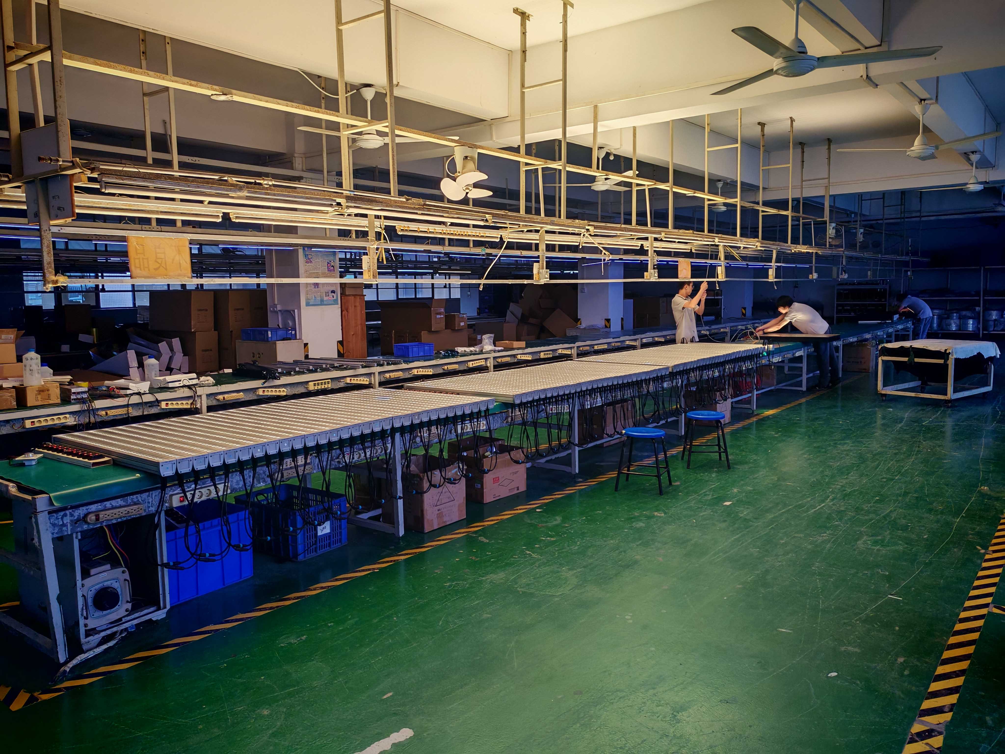 中山TPK Lighting工程楼三楼包装车间，生产线上的LED洗墙灯正在进行老化测试