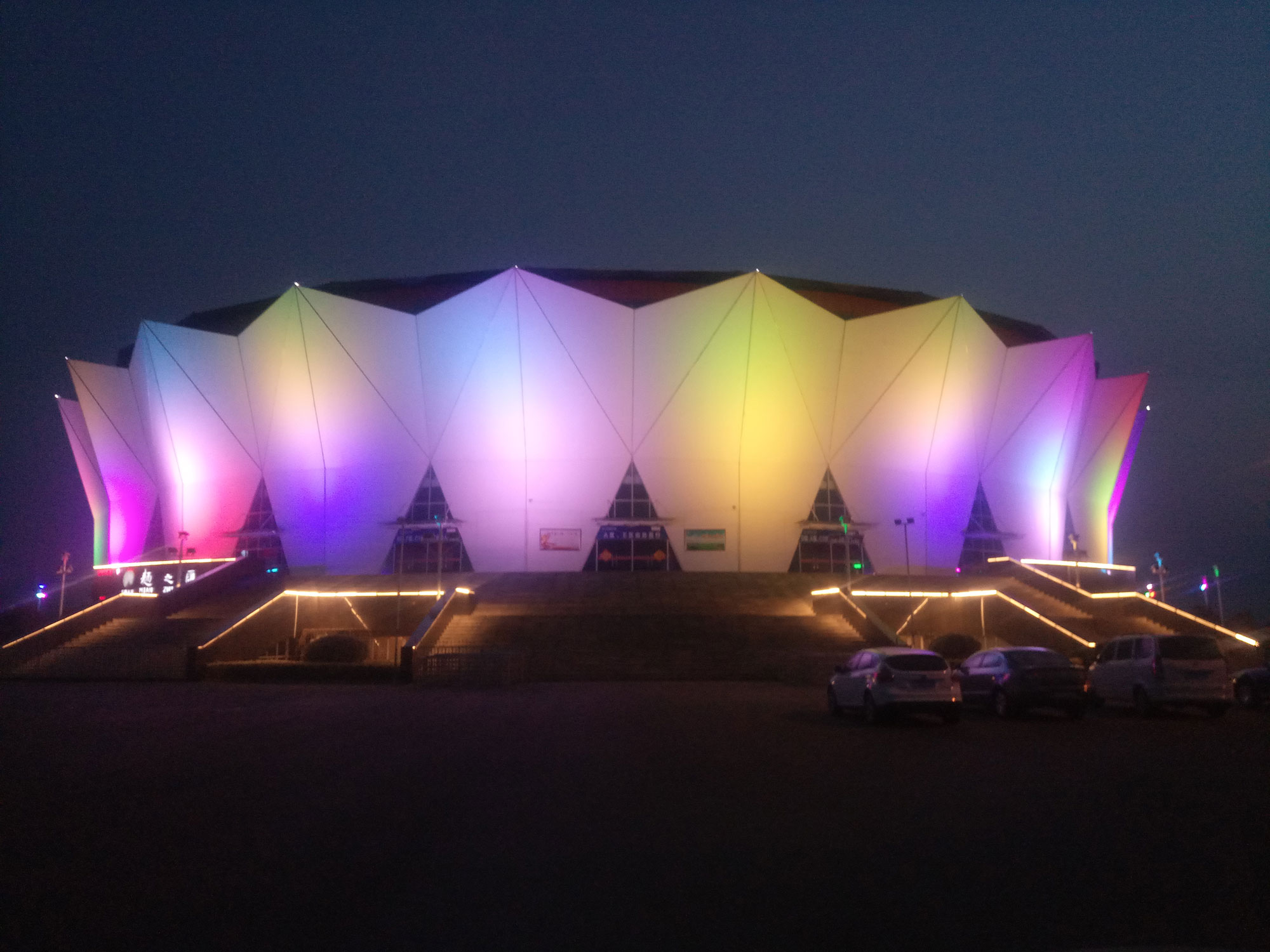 LED floodlight facade lighting impression for large-area application
