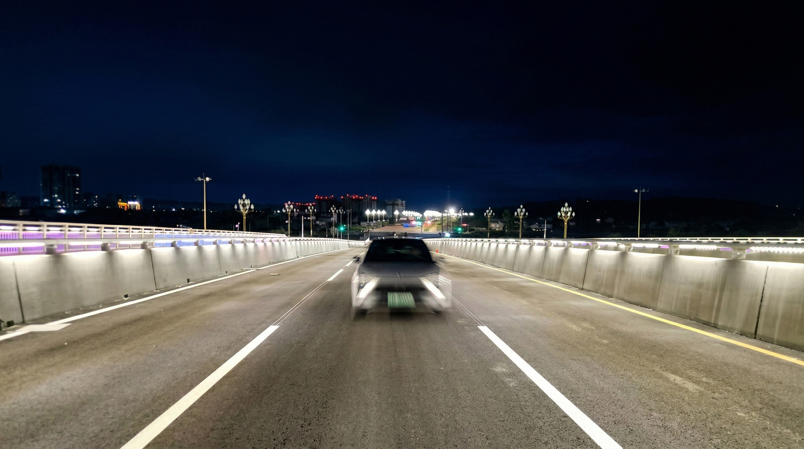 LWW-GRB bridge barrier lights on the ascending ramp section of Fujiang Bridge — anti-glare road illumination highlighting carriageway surface