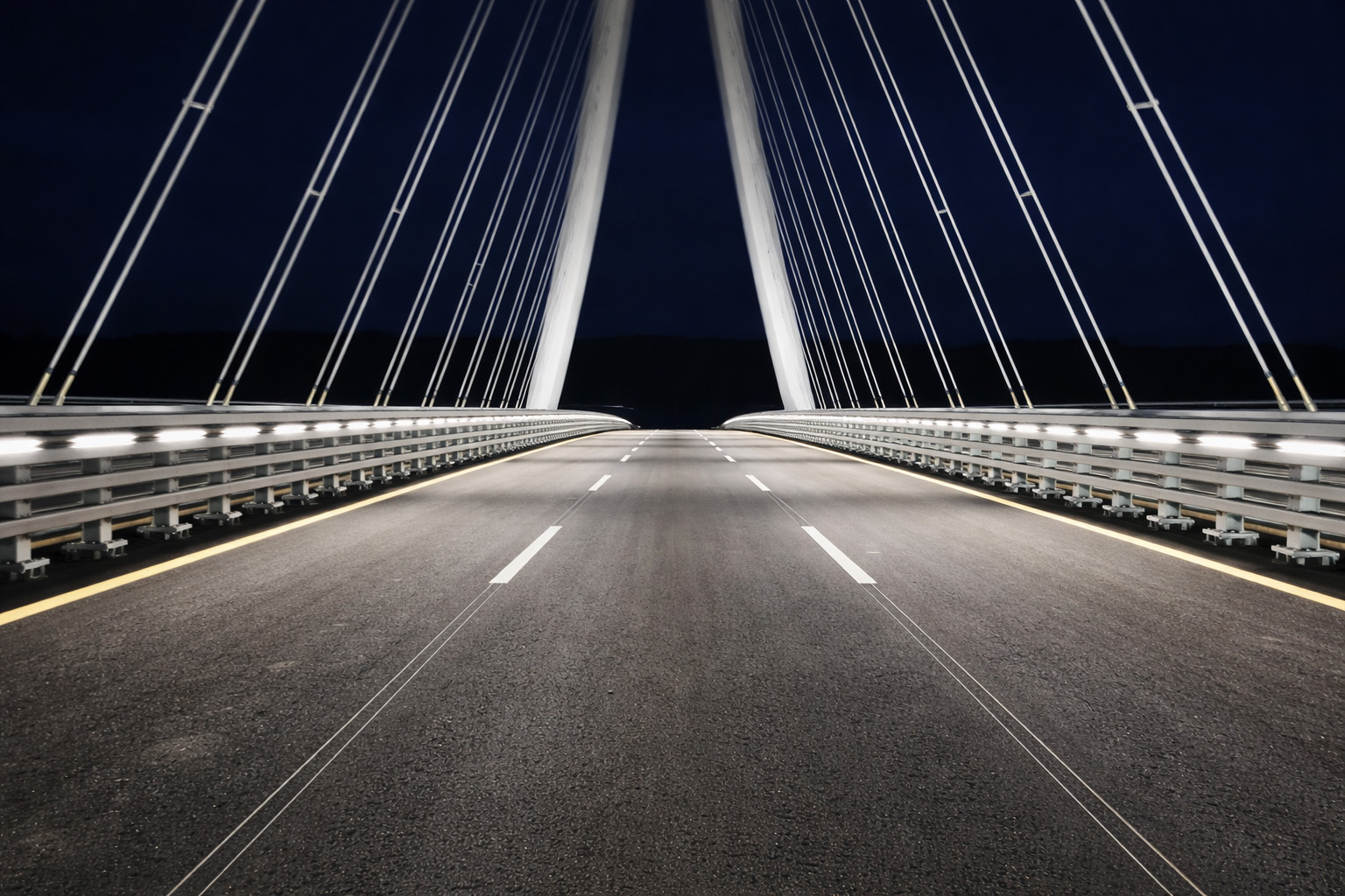 Bridge barrier lights on Fujiang Bridge — road surface illumination and anti-glare performance of LWW-GRB barrier lights