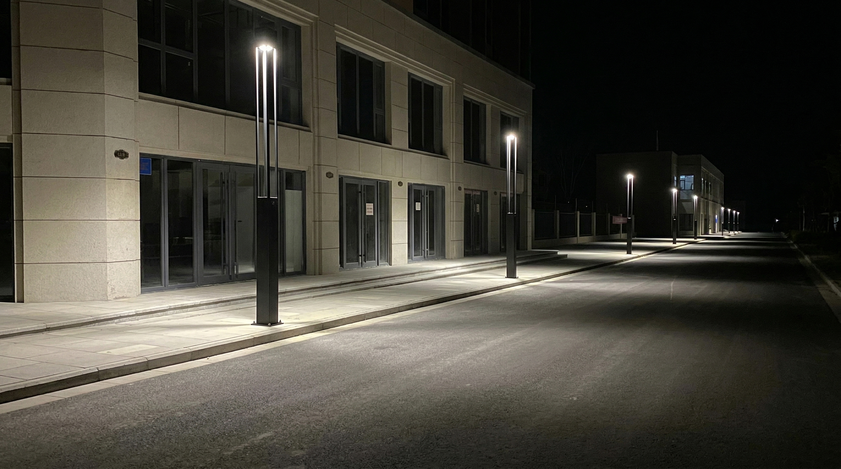 High-CRI outdoor small LED spotlights accentuating tree trunks and landscape greenery