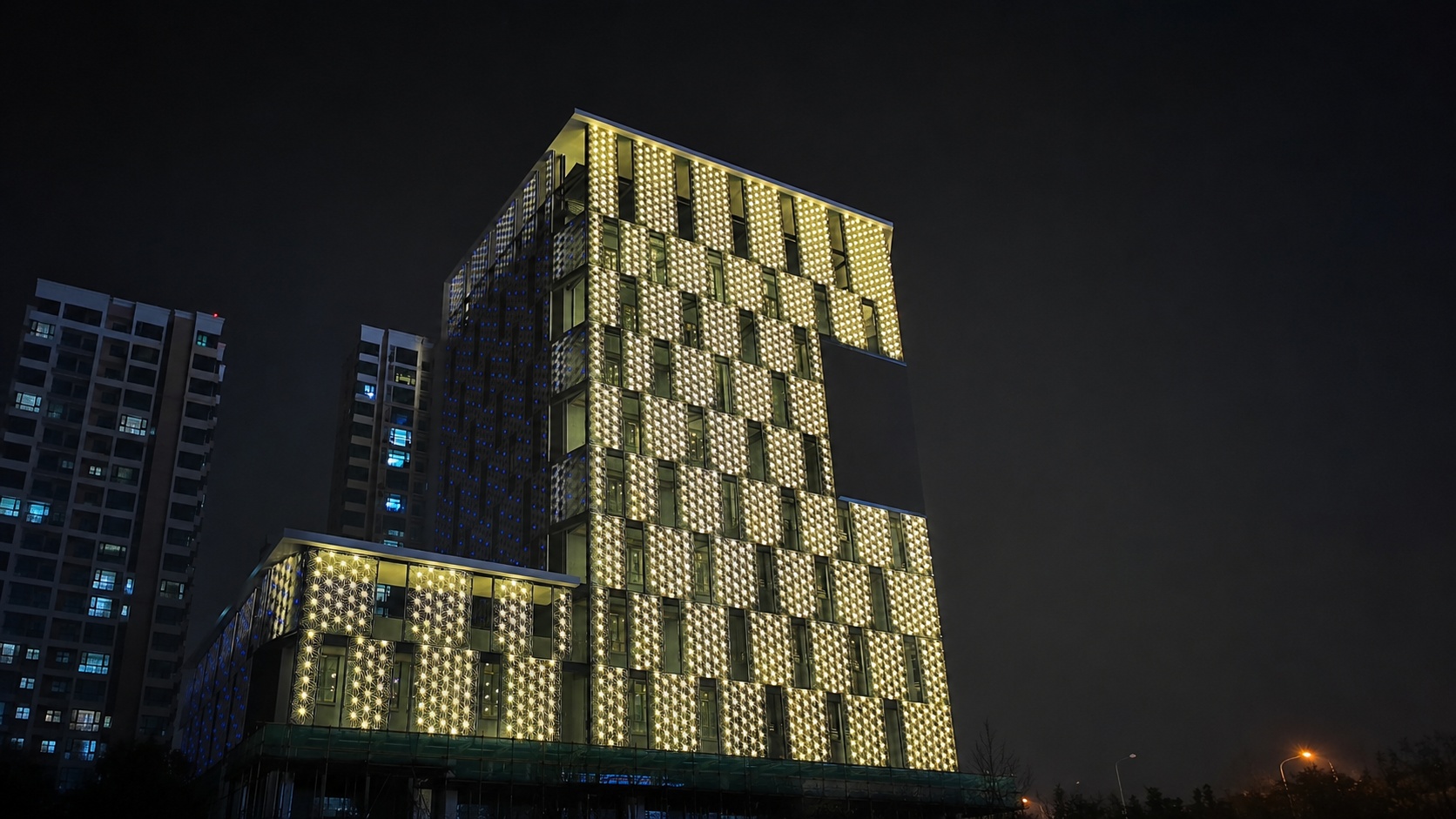 Haitang Building aluminium curtain wall node close-up — LPM-MJ-HEX130-DMX star fixture seated at structural intersection