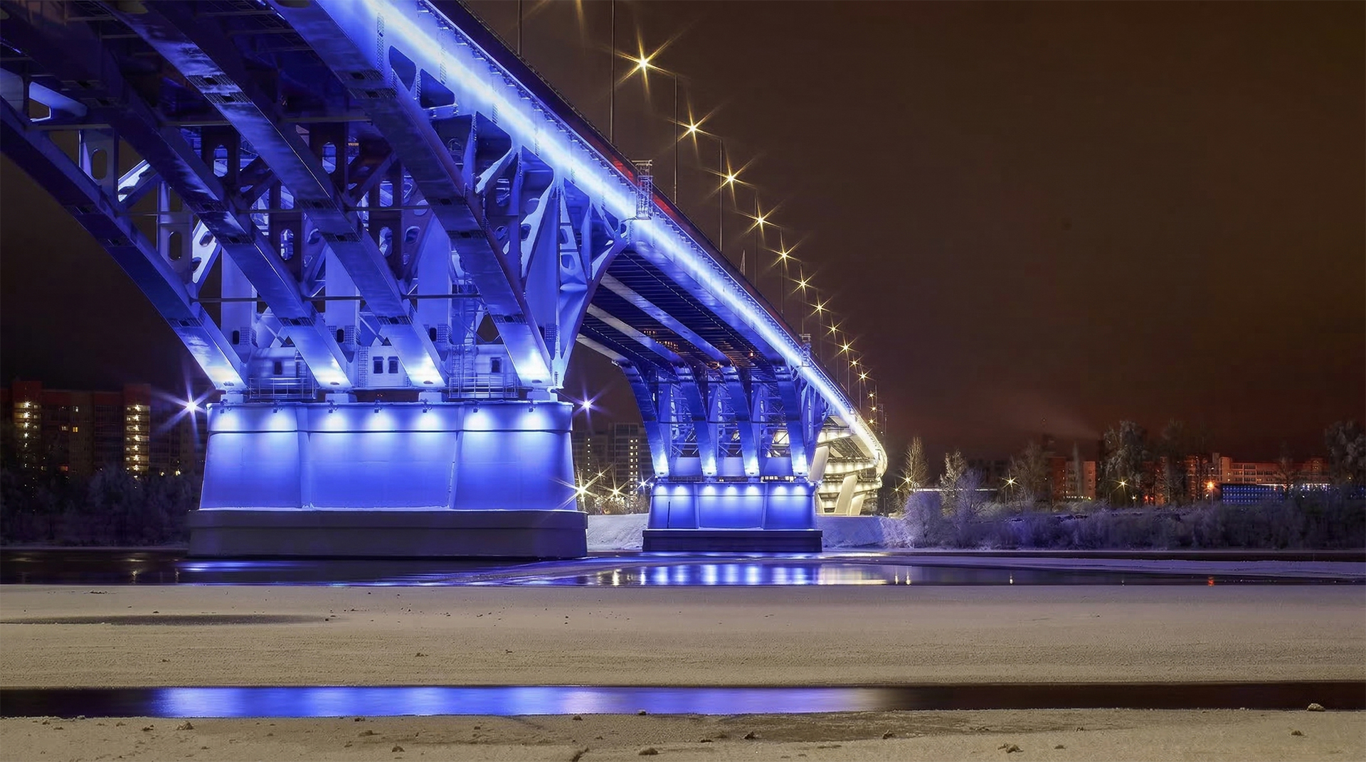 Bridge pier and steel truss illumination using high-power RGBW LED floodlights