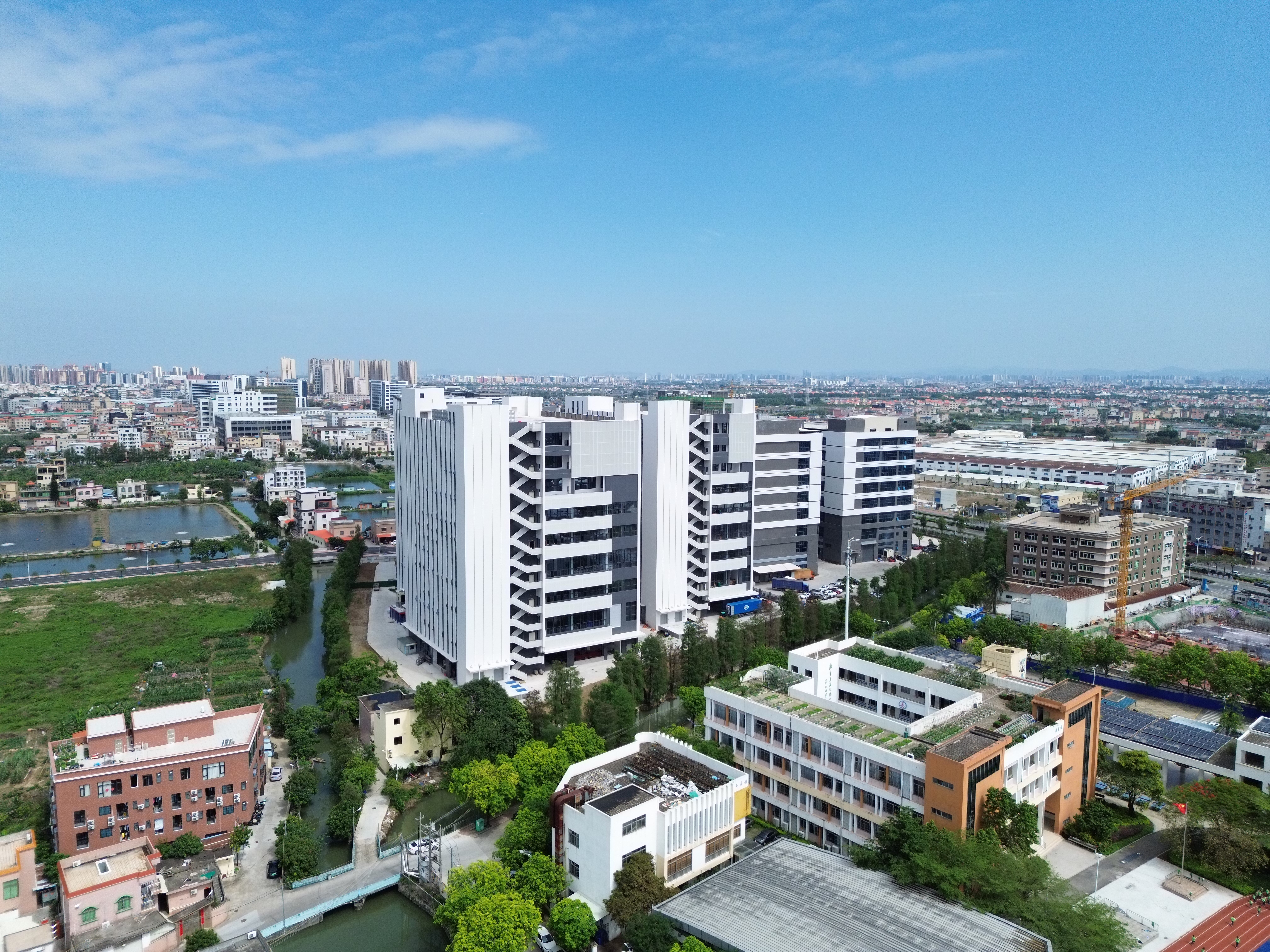 四栋建筑组成的 Airzone 产业园日间航拍