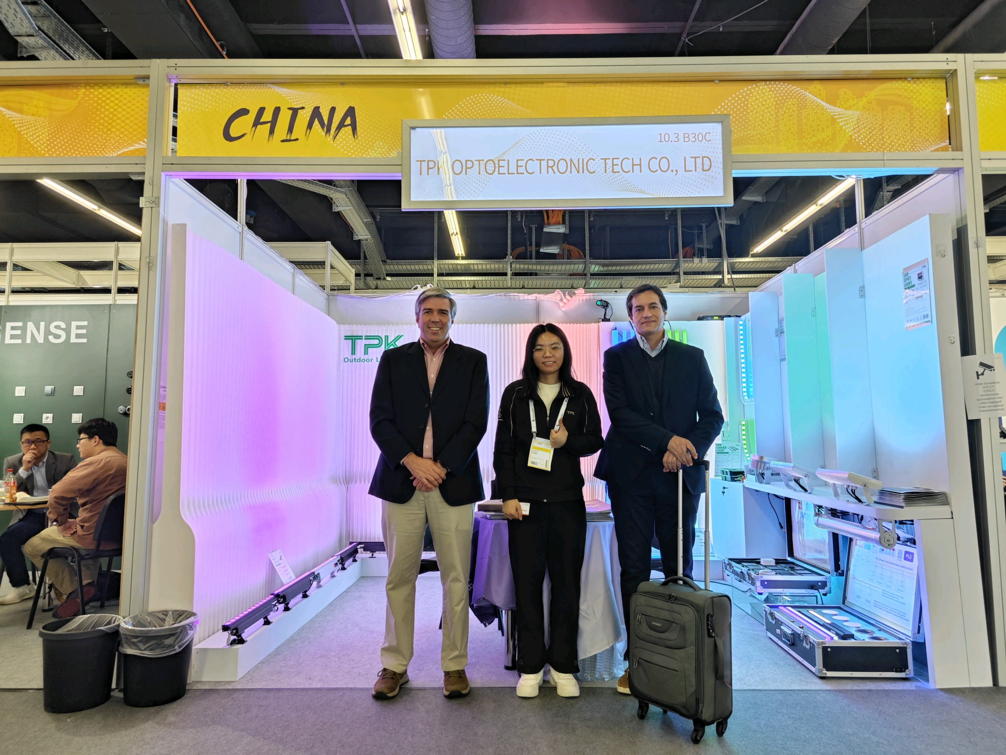 Professional discussions on commercial outdoor lighting implementation